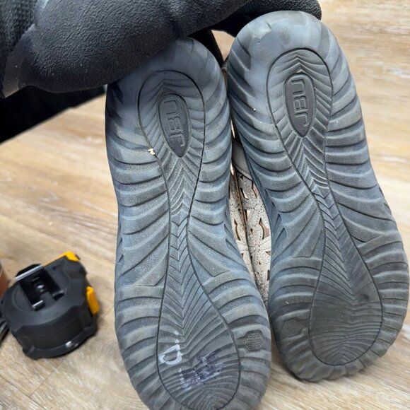 JBU Wildflower Mary Jane Leather Taupe Casual Shoe Women's Size 9.5 - Picture 4 of 6